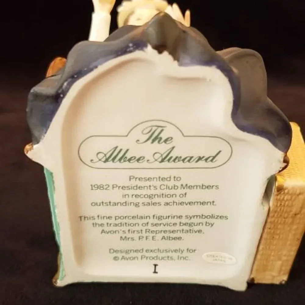 Vintage Avon Mrs P.F.E. Albee Award - 1982